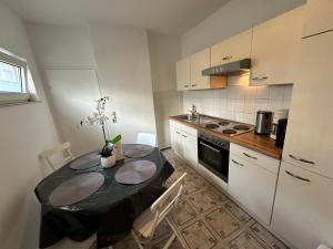 mała kuchnia ze stołem i kuchenką w obiekcie Loft Living - Köln - Ehrenfeld w Kolonii