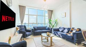 Χώρος καθιστικού στο Modern 1BR Scenic View Relax Refresh in Ajman