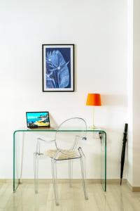 Μια τηλεόραση ή/και κέντρο ψυχαγωγίας στο Stylish 2BR Apartment with Balcony Near Metro