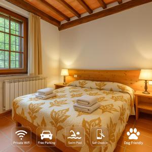 カステル・デル・ピアーノにある4 Monte Amiata Dream Stay Pool, Free Wi-Fi & Parkingのタオルが敷かれたベッドのある寝室