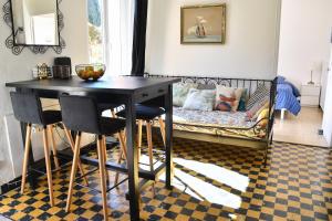 Un comedor con una mesa y sillas y un sofá. en Légèreté aux Mûriers, en Le Lavandou