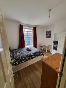 a bedroom with a bed and a window at Marvellous property for 8 people in Battersea - Zone 1, 3 min walking from the main Station in London