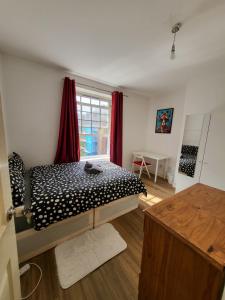 a bedroom with a bed and a window at Marvellous property for 8 people in Battersea - Zone 1, 3 min walking from the main Station in London