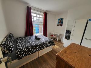 a bedroom with a bed and a window at Marvellous property for 8 people in Battersea - Zone 1, 3 min walking from the main Station in London
