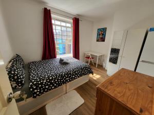 a bedroom with a bed and a window at Marvellous property for 8 people in Battersea - Zone 1, 3 min walking from the main Station in London