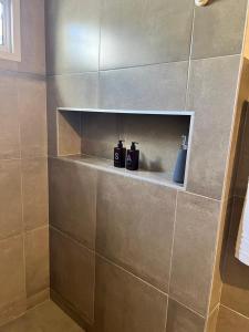 un bagno con due articoli gratuiti seduti su una mensola di Moderno departamento con cochera en el corazón de Resistencia ideal para dos personas a Resistencia