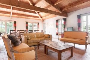 a living room with couches and a coffee table at Le Marais Aixois - Grande maison familiale in Île dʼAix