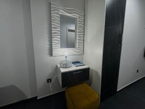 łazienka z żółtym stołkiem i lustrem w obiekcie Golden Sunset 2 w mieście Nijvice +37 zdjęć