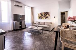 a living room with a couch and a table at Smart Monaco Holiday, 6 Pax, Bnb Rickeys in Beausoleil