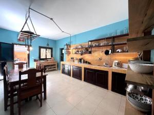 a kitchen with blue walls and a dining room at Luxuriöse Villa in Strandnähe 80 m2 Pool 10 Gäste in Warang