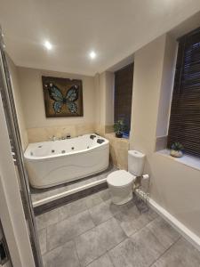 Ένα μπάνιο στο Hove Mansions Apartment