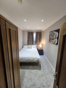 Ένα ή περισσότερα κρεβάτια σε δωμάτιο στο Hove Mansions Apartment