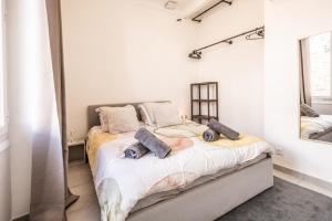 a bedroom with a bed with two pillows on it at Smart Monaco Holiday, 6 Pax, Bnb Rickeys in Beausoleil