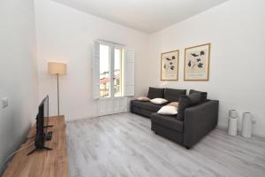 a living room with a couch and a television at Sud Casa Vacanze in Ragusa