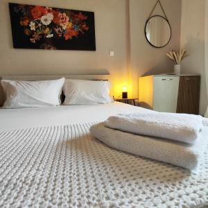 ペフコホリにあるCasa Del Faroのベッドとタオル2枚のある寝室