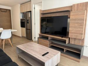 Μια τηλεόραση ή/και κέντρο ψυχαγωγίας στο Edificio Claro Solar - Moderno Apartamento Centro Temuco