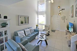 Μια τηλεόραση ή/και κέντρο ψυχαγωγίας στο Gorgeous 2BR townhouse minutes to Lido Beach