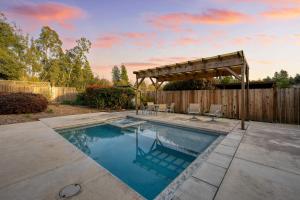 a swimming pool in a yard with a wooden fence at Sonoma Hideaway w Private Pool Fire Pit Game Room Guest Studios in Sebastopol