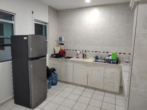 eine Küche mit einem Kühlschrank aus Edelstahl in der Unterkunft Casazul oceanfront in Chelem! in Chelem