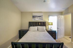 Ένα ή περισσότερα κρεβάτια σε δωμάτιο στο Charming Port Charlotte 3BR pool home +33 φωτογραφίες