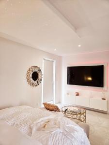 TV a/nebo společenská místnost v ubytování Douceur Dorée