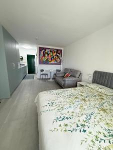 Postel nebo postele na pokoji v ubytování Al Sole Studios residence Playa Roca + 21 fotografií