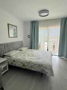 Postel nebo postele na pokoji v ubytování Al Sole Studios residence Playa Roca