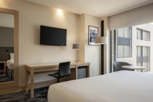 Televiisor ja/või meelelahutuskeskus majutusasutuses Fairfield by Marriott Bogota Embajada