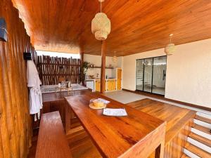 a kitchen with a wooden table in a room at Urban dream, chalé temático in Goiânia