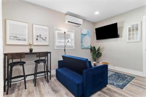 TV a/nebo společenská místnost v ubytování Winter Getaway! Walkable to Beach Access, Restaurants & Nightlife! Beach Equipment Included & Pet Friendly!