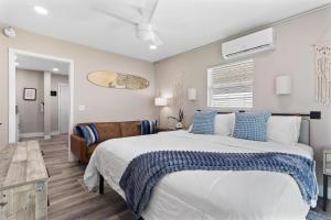 Postel nebo postele na pokoji v ubytování Winter Getaway! Walkable to Beach Access, Restaurants & Nightlife! Beach Equipment Included & Pet Friendly!