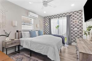 Postel nebo postele na pokoji v ubytování Winter Getaway! Walkable to Beach Access, Restaurants & Nightlife! Beach Equipment Included & Pet Friendly!