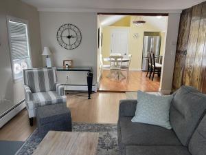 塞伦Salem's Enchanted Inn的带沙发、椅子和桌子的客厅