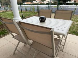 サン・ジャン・ド・モンにあるL'Hibiscusの白いテーブルと椅子