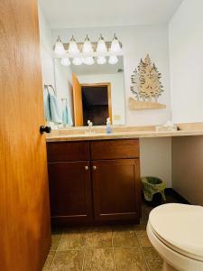 Koupelna v ubytování Cozy Ski Lodge Condo I Alpen Villas at Powderhorn Mountain