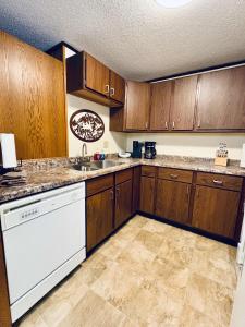 Kuchyň nebo kuchyňský kout v ubytování Cozy Ski Lodge Condo I Alpen Villas at Powderhorn Mountain