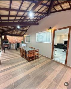 a living room with a wooden floor and a wooden ceiling at Chácara Vista da Mata in Marechal Floriano