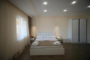 Postel nebo postele na pokoji v ubytování WHITE HOTEL GYUMRI + 37 fotografií