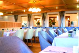 Restoran või mõni muu söögikoht majutusasutuses Wilfinger Ring Bio Hotel