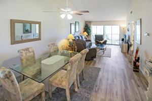 威尼斯Open and airy 2 BR condo in Plantation Golf and Country Club的带玻璃桌椅的客厅