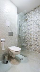 Un baño con inodoro y ducha de cristal. en Armand a là Dalia, en Sofía