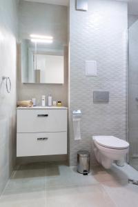 Un baño con inodoro, lavabo y ducha. en Armand a là Dalia, en Sofía