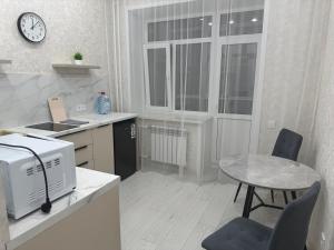 Η κουζίνα ή μικρή κουζίνα στο Новая с ремонтом Однокомнатная квартира в центре города
