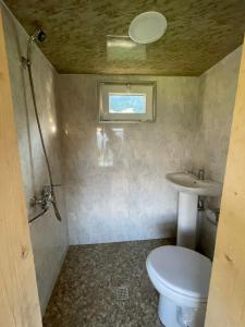 Koupelna v ubytování House In The Mountains-Heshkili + 25 fotografií