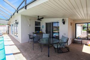 Canal-Front Escape with Private Pool & Game Room in Port Charlotte的阳台或露台