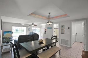 Canal-Front Escape with Private Pool & Game Room in Port Charlotte的休息区