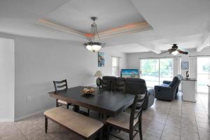 Canal-Front Escape with Private Pool & Game Room in Port Charlotte的休息区