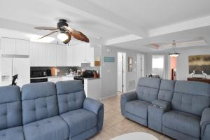 Canal-Front Escape with Private Pool & Game Room in Port Charlotte的厨房或小厨房