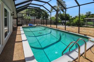 Canal-Front Escape with Private Pool & Game Room in Port Charlotte内部或周边的泳池