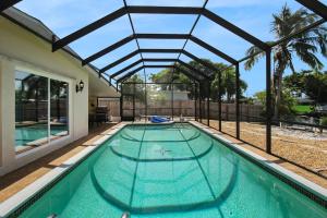 Canal-Front Escape with Private Pool & Game Room in Port Charlotte内部或周边的泳池